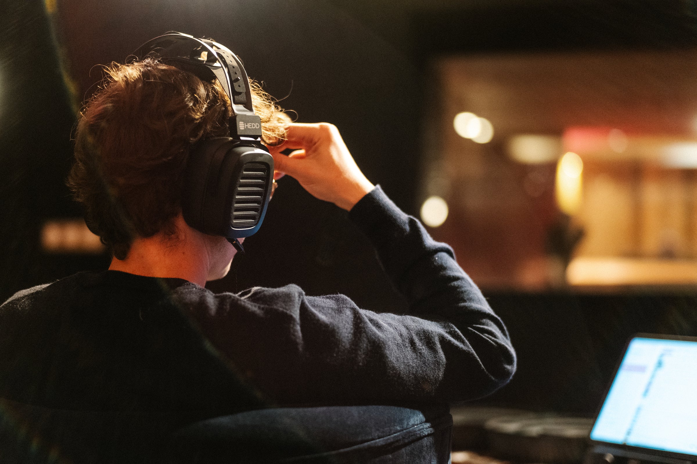 A man wearing a pair of HEDDphone 2 listening to a playlist