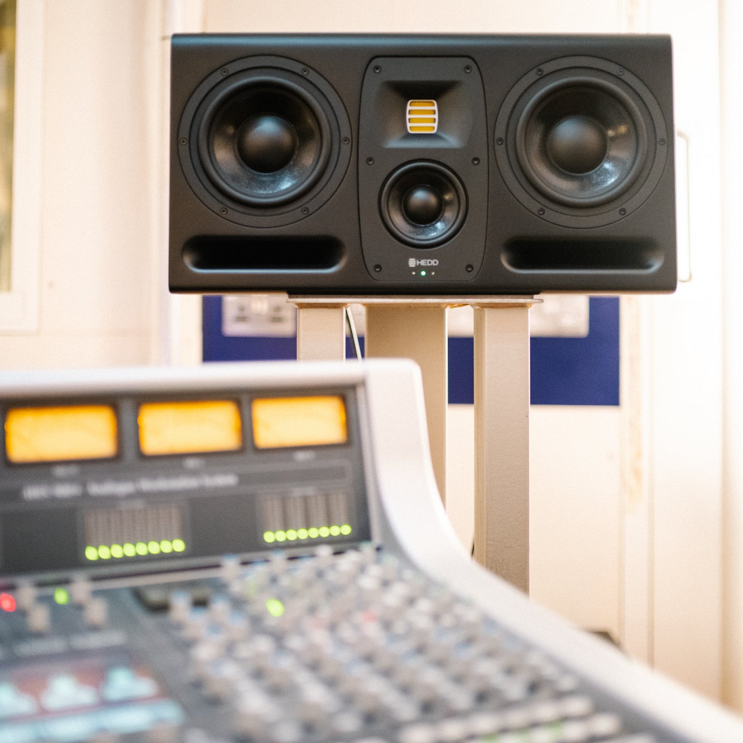 HEDD TYPE 30 in a studio setting