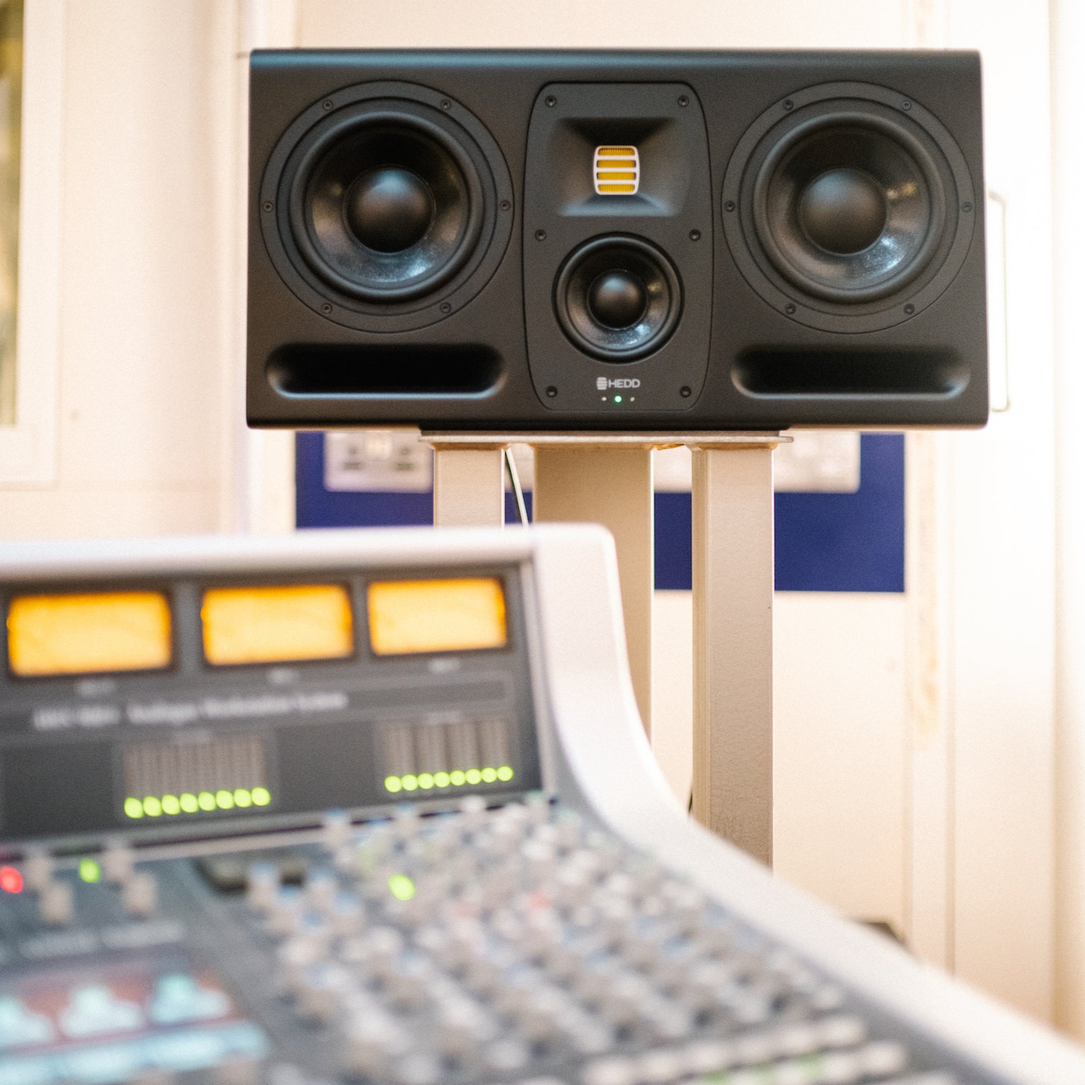 HEDD TYPE 30 in a studio setting