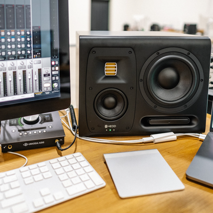 HEDD TYPE 20 monitor on a table next to a computer