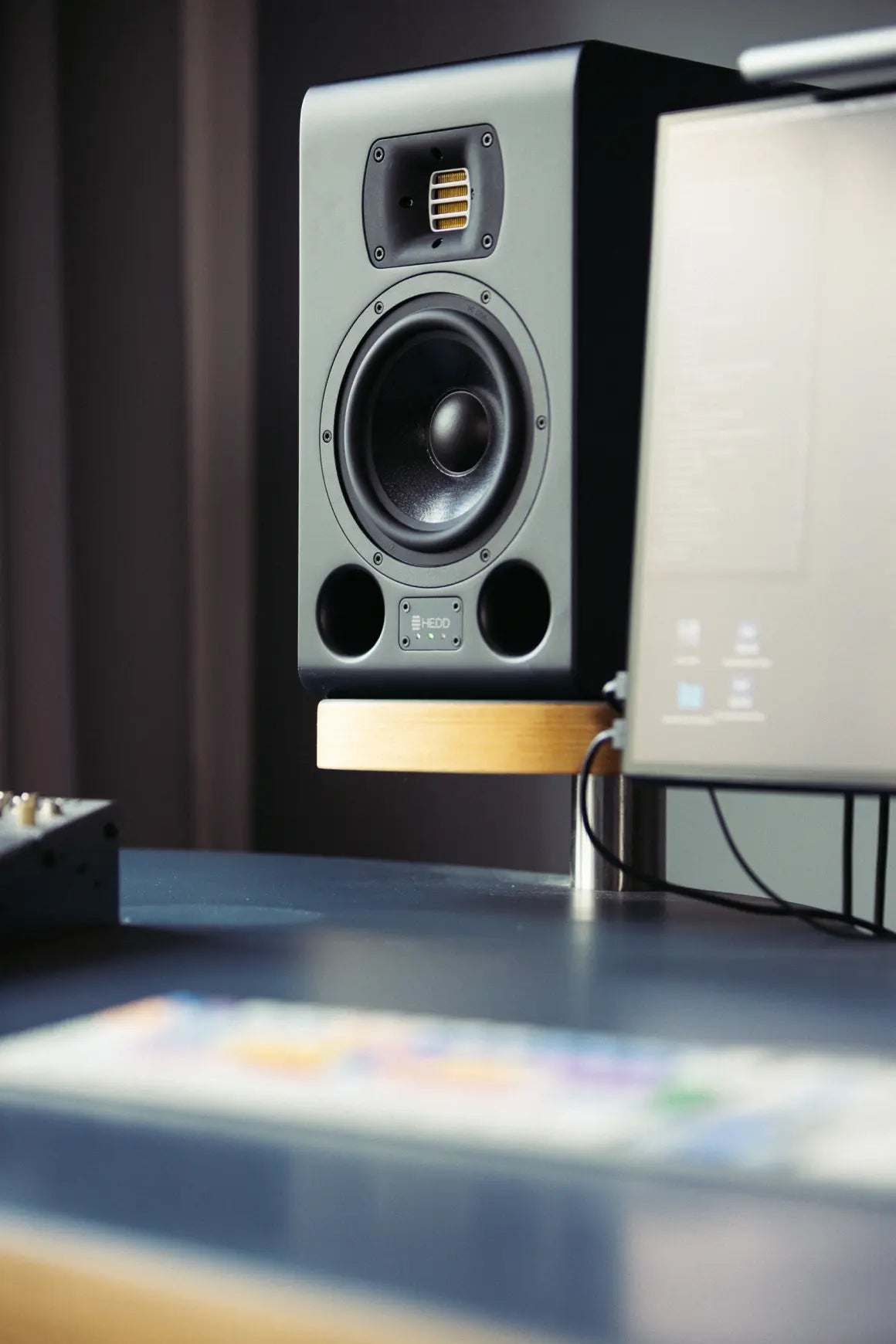 A HEDD TYPE 07 MK2 speaker desk setup