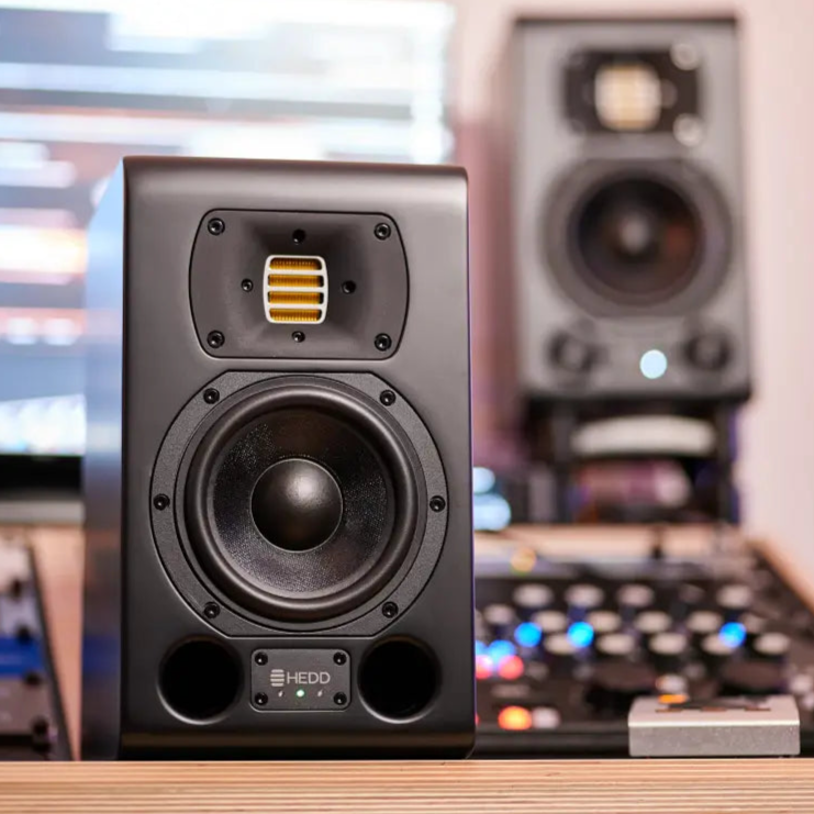 HEDD TYPE 05 monitor on a studio desk