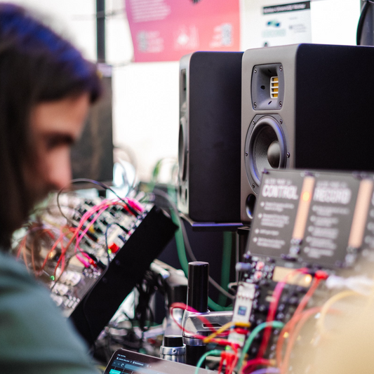 HEDD TYPE 05 monitor in a live demo.